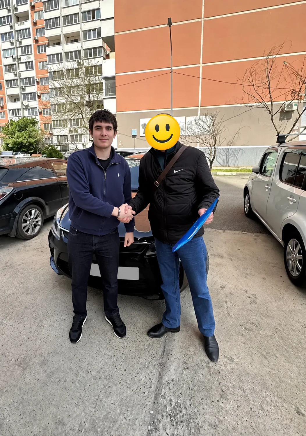 Давид с клиентом у автомобиля