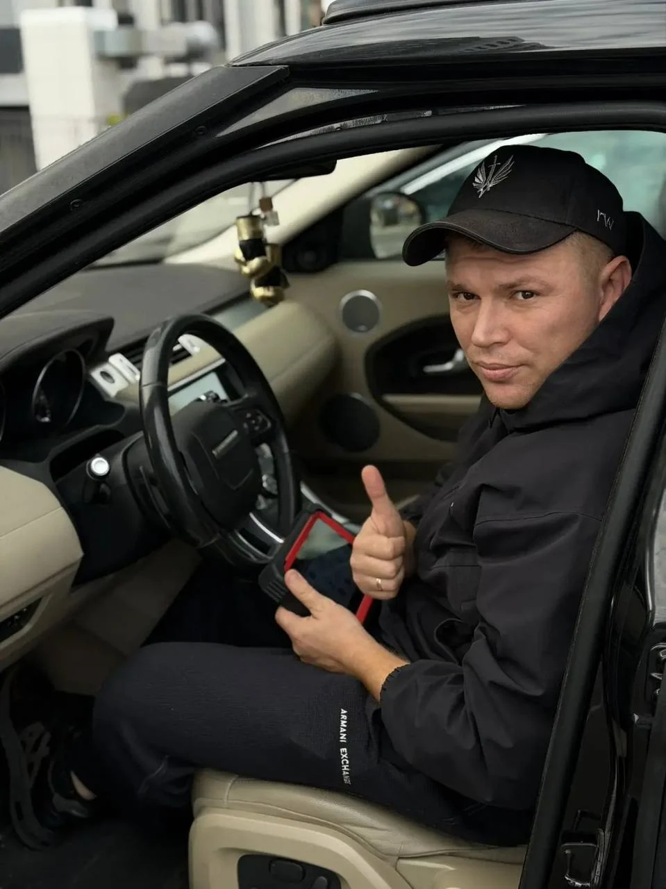 Егор с диагностическим оборудованием в автомобиле